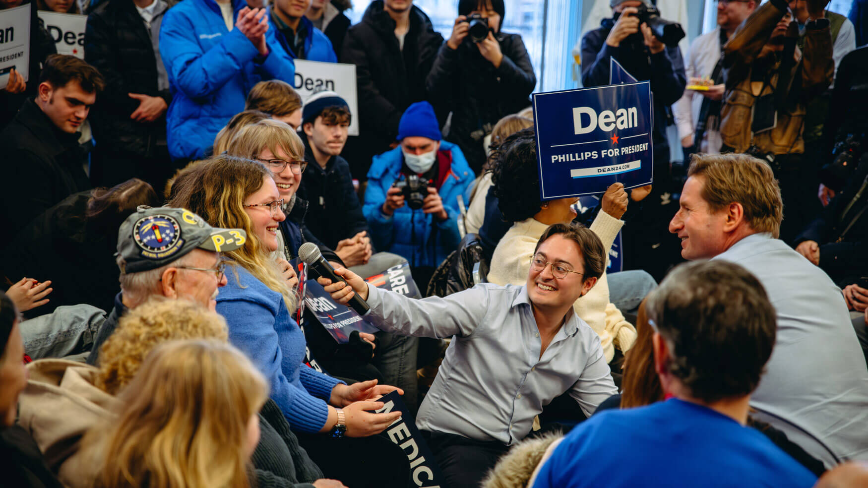 Zoe McLaughlin ’25 shares her thoughts with presidential candidate Dean Phillips during the 2024 New Hampshire Primary Election.